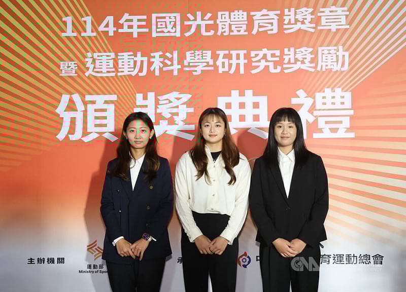 114年國光體育獎章暨運動科學研究獎勵頒獎典禮11日舉行，拿下今年世錦賽射箭女團金牌、世大運女團銀牌成員之一的李采璇（中）成為「獎金后」，感謝給力的隊友邱意晴（左）、許芯慈（右）。中央社記者張新偉攝　114年12月11日   