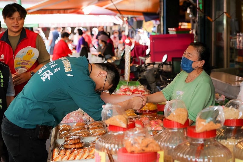 賴瑞隆(左)前往小港區二苓市場掃街拜票。   圖：賴瑞隆辦公室/提供
