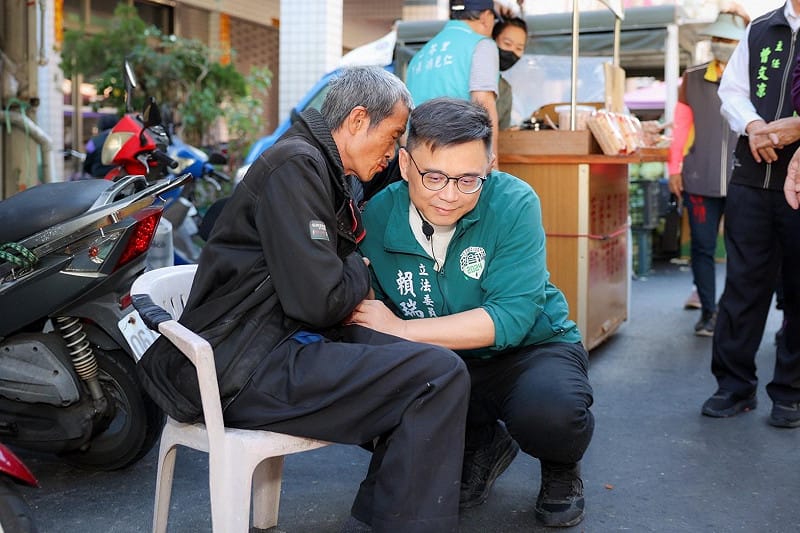 賴瑞隆前往小港區二苓市場傾聽民意。   圖：賴瑞隆辦公室/提供