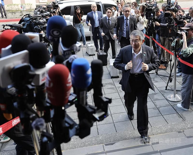 台北地方法院審理京華城案及政治獻金案，11日、12日將進行「提示證據」程序，由檢、辯針對全案200多卷證據表示意見。前台北市長柯文哲（前右）於開庭前簡短發言。中央社記者趙世勳攝　114年12月11日   