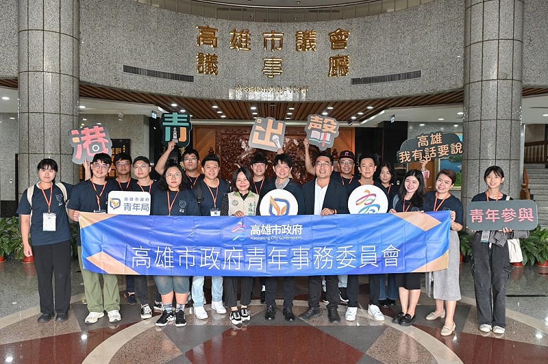 高市青年局帶領青年事務委員走進高雄市議會旁聽質詢。   圖：高雄市青年局/提供