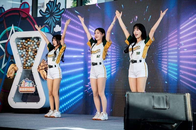台鋼雄鷹Wing Stars啦啦隊在啟動儀式暨卡司發布記者會帶來感染力十足的演出。   圖：年代提供