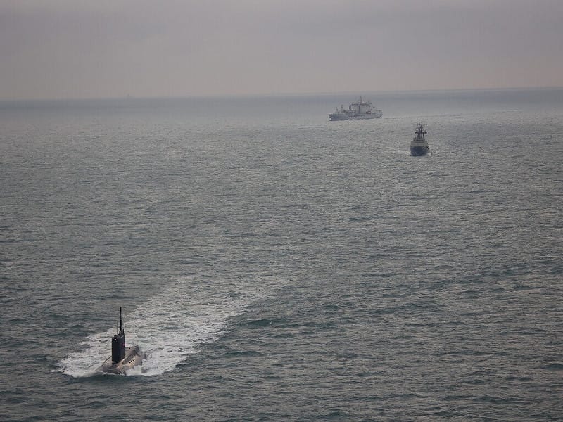 在一艘拖船伴隨下，俄羅斯潛艦近日再度現蹤英國周邊水域，英國出動一架海軍「梅林」反潛直升機和一艘油料補給船伴航監控。   圖：英國海軍提供