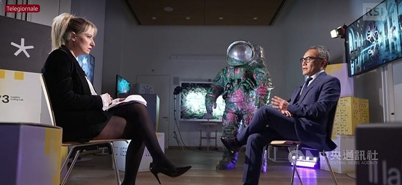 瑞士國家電視台義大利語台「燈塔」節目（Il Faro）專訪台灣駐瑞士代表王思為，記者圍繞台海現況與台灣發展提問。   圖：中央社提供