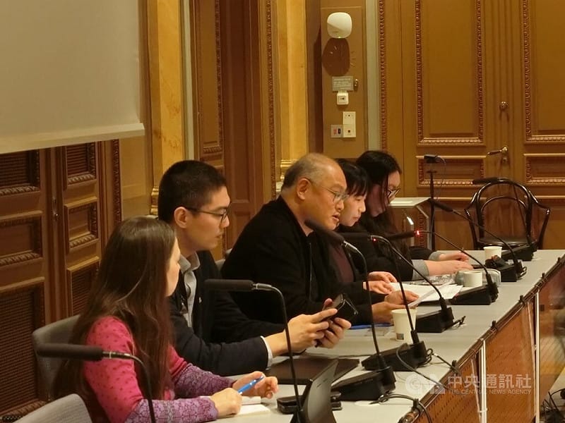 人權工作者李明哲（中）在瑞典國會與友台議員進行座談，他警告，中國對台灣實行的跨境鎮壓不只侵犯台灣主權，也是對全世界輸出威權統治的一部分。中央社記者辜泳秝斯德哥爾摩攝 　114年12月12日   圖：中央社提供