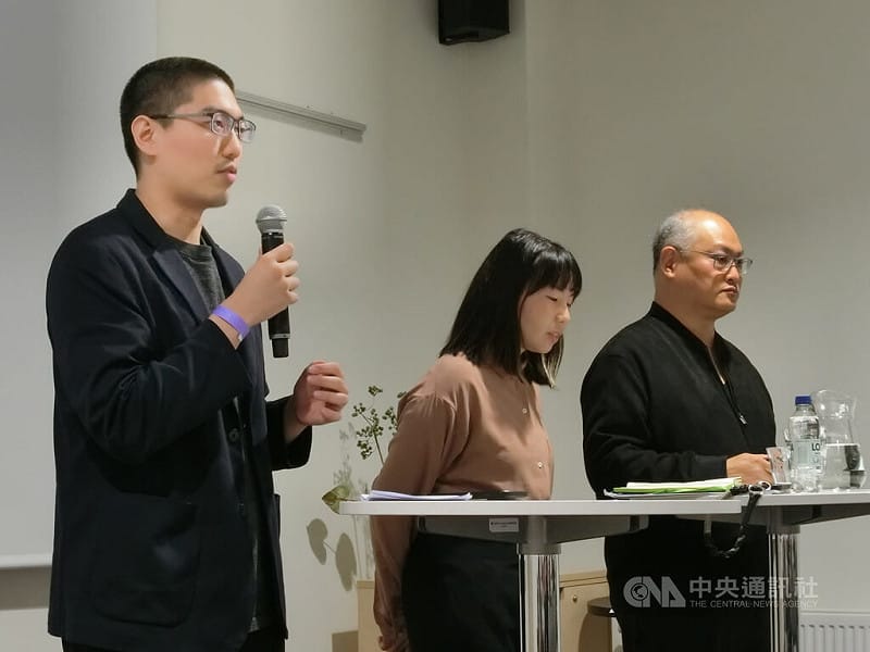 人權工作者李明哲（右）以「中國跨境鎮壓」為主題的北歐巡講來到瑞典，他與任職於台灣民主實驗室的維吾爾人權倡議工作者塔什肯（左）10日於瑞典國際人權日進行公開短講。中央社記者辜泳秝斯德哥爾摩攝 　114年12月12日   圖：中央社提供