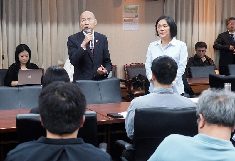 國民黨立委陳玉珍與立院助理工會幹部坐下來談之前，立法院長韓國瑜進來喊話允諾保障國會助理權益。   圖：張良一/攝