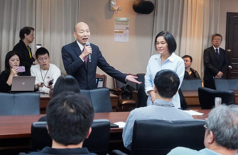 國民黨立委陳玉珍與立院助理工會幹部坐下來談之前,立法院長韓國瑜進來喊話允諾保障國會助理權益。 圖:張良一/攝 國民黨立委陳玉珍與立院助理工會幹部坐下來談之前,立法院長韓國瑜進來喊話允諾保障國會助理權益。 圖:張良一/攝