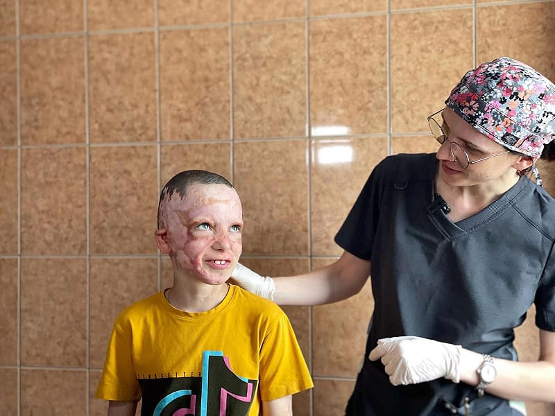 烏克蘭男孩羅曼在醫院遭俄軍炸傷，母親慘死。   圖：翻攝Ukraine.ua臉書