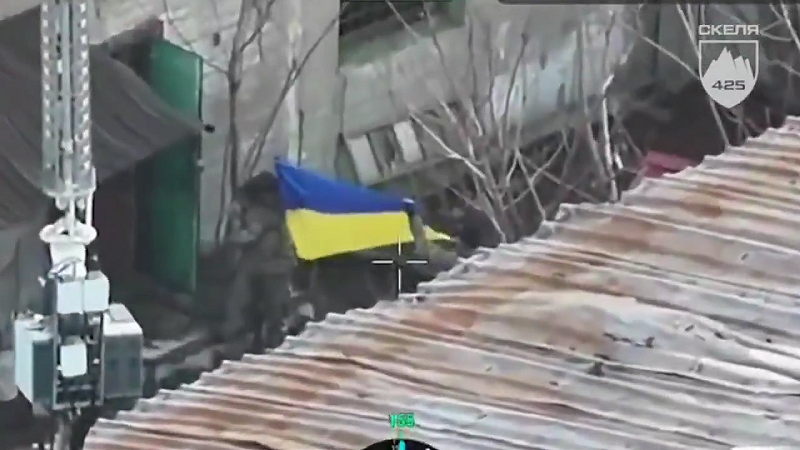 紅軍城市中心陷入激烈巷戰，烏軍升起國旗後，雙方進入前所未有的肉搏階段；而在庫皮揚斯克，烏軍成功奪回大部分市區，使普丁此前宣稱「完全佔領」遭到現實反駁。   圖:翻攝自影片