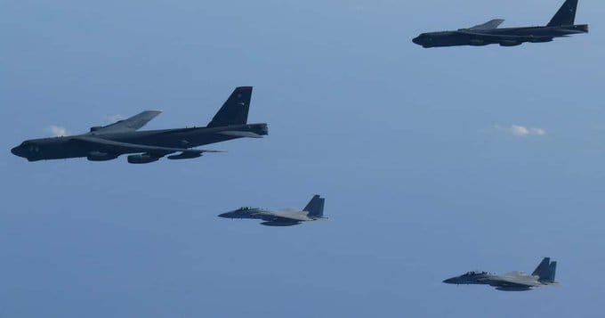針對中俄兩國近期一系列挑釁行為，日本與美國於日本海海域舉行聯合空中演習，試圖對中國進行反制。圖為日本自衛隊與美軍 B-52 轟炸機共同進行聯合演習。   圖：翻攝自 @NiKiTa_32156 X 帳號