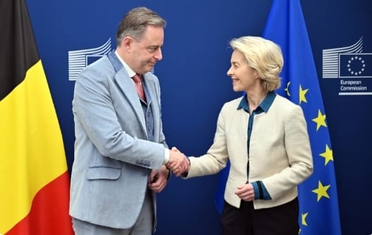 比利時首相巴爾特·德韋弗(左)與歐盟執委會主席馮德萊恩。   圖 : 翻攝自 IC Photo