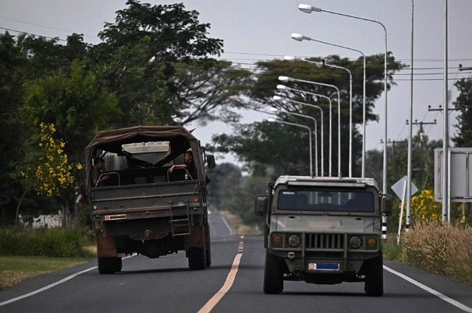 11日，泰柬邊境衝突持續，泰國軍車停靠在道路上。 圖:翻攝自環球網