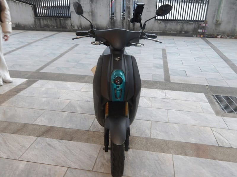 15歲林姓女子日前騎未掛車牌的微型電動二輪車行經台中市后里區甲后路時，撞上呂姓男子後逕自離開。警方調閱沿線監視器，一週後找到林女，除依肇事逃逸規定處理，未掛車牌依法最高可處新台幣3600元罰鍰。（民眾提供）中央社記者趙麗妍傳真　114年12月12日   