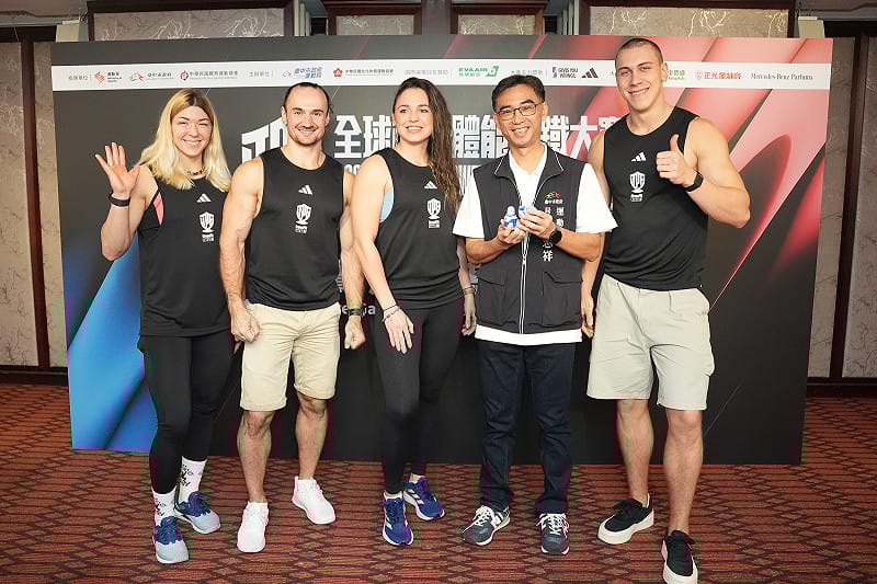 俄羅斯選手以紀念品傳遞友誼。   圖：台中市政府/提供