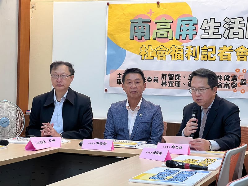 許智傑(中)、邱志偉(右)、徐富癸(左)等南高屏「Lucky 7」立委，共同推動一系列社會福利、醫療照護、托育支持、青年協助與住宅政策。   圖：許智傑競選總部/提供