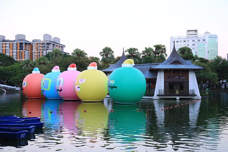 「因為你所以五球」首次在台灣展出，漂浮於台中公園日月湖面。   圖：台中市政府/提供
