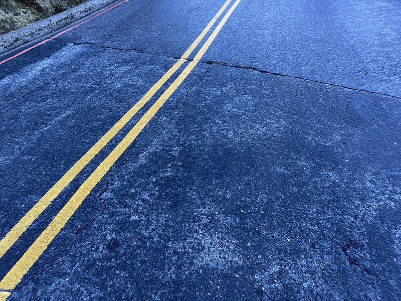 受大陸冷氣團南下及水氣影響，合歡山台14甲線高海拔路段有局部結冰機率，交通部公路局中區養護工程分局及南投縣警察局仁愛分局提醒民眾隨時注意路況，並配合管制措施。（仁愛分局提供）中央社記者鄭維真傳真　114年12月12日   