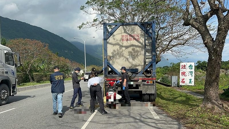 花蓮台9線179.5公里處加灣段北向車道12日上午發生車禍事故，80歲劉姓婦人騎車北上，不慎撞擊停在路邊的曳引車，頭部重創，送醫不治，事故原因及肇事責任待警方釐清。（民眾提供）中央社記者張祈傳真　114年12月12日   