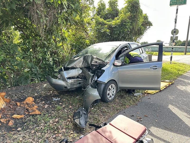 台9線206公里處花蓮壽豐鄉平和段12日上午發生自小客車自撞路樹事故，警消到場時，72歲張姓駕駛已無呼吸、心跳，送醫後傷重不治，事故原因仍待釐清。（花蓮縣消防局提供）中央社記者張祈傳真　114年12月12日   