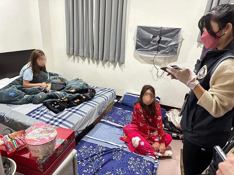 移民署新北市專勤隊12日表示，今年5月在桃園破獲假觀光真賣淫的16名泰國籍女子，逮捕吳姓主嫌等人，並遣返泰國籍女子。圖為移民署人員進入宿舍，當場查獲泰女。（移民署新北市專勤隊提供）中央社記者黃旭昇新北市傳真　114年12月12日   