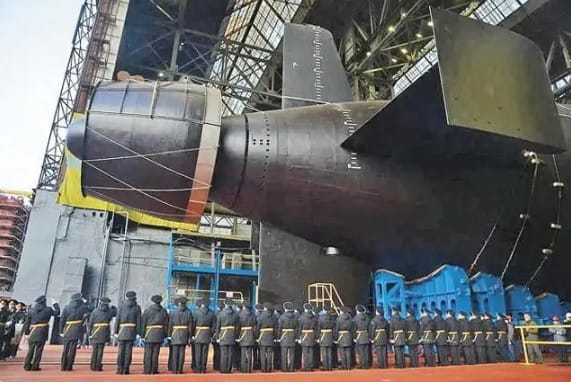 俄羅斯海軍「哈巴羅夫斯克號」於當地時間 11 月 1 日正式投入服役，是俄軍最神秘的核潛艦。   圖：翻攝自 騰訊網 海事先鋒