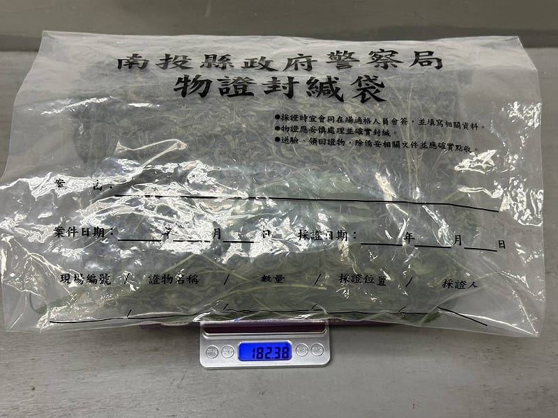 警方於民宅內查扣68株大麻活株及乾燥大麻葉等贓證物。   圖：警方提供