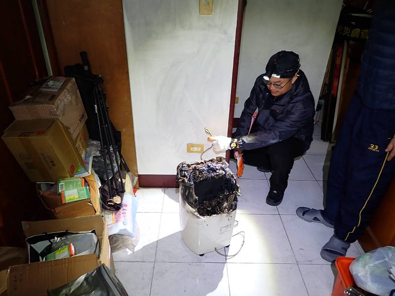 火災調查人員勘察除濕機自燃情形。   圖：基隆市消防局提供