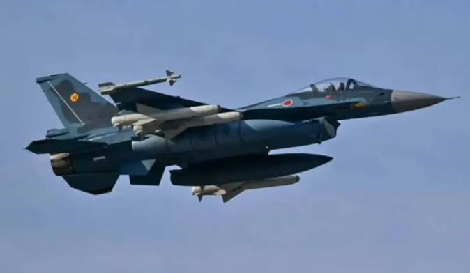 日本自衛隊F-2戰鬥機掛彈進行反艦演練。   圖:翻攝自國平視野