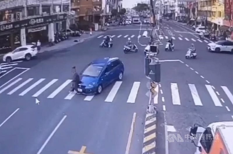 42歲陳姓女子12日上午駕駛自小客車，沿彰化市雲長路左轉中山路一段時，不慎碰撞行人穿越道上的71歲蕭姓老翁，老翁臀部、手腳及頭部多處擦挫傷，幸未有生命危險。（翻攝照片）中央社記者鄭維真傳真　114年12月12日   