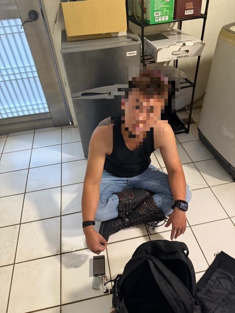 新竹市陳姓男子遭假投資詐騙，日前報警後擔心詐團報復，警方提供員警租屋處作為面交點，成功誘捕2名車手，全案偵訊後，依涉嫌刑法詐欺罪移送地檢署偵辦。（新竹市警察局提供）中央社記者魯鋼駿傳真　114年12月12日   