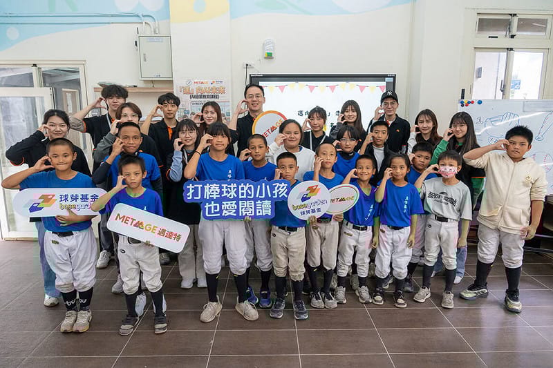 球芽基金今年與邁達特（MetaAge）攜手合作，將捐贈二手筆記型電腦給球芽長期服務的9所偏鄉學校，也共同推動棒球隊的AI教育。圖為安排新竹縣五峰國小棒壘球隊球員AI啟蒙課程後合影。（球芽基金提供）中央社記者謝靜雯傳真　114年12月12日   