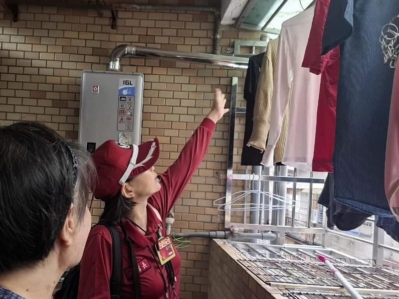 台北市政府消防局說，交通部中央氣象署預估13日晚間冷空氣逐漸南下，氣溫下滑，呼籲長者注意保暖，並提醒在家用熱水器應慎防一氧化碳中毒，切勿緊閉窗戶、保持通風。圖為消防局人員先前宣導正確裝設熱水器。（消防局提供）中央社記者劉建邦傳真　114年12月12日   
