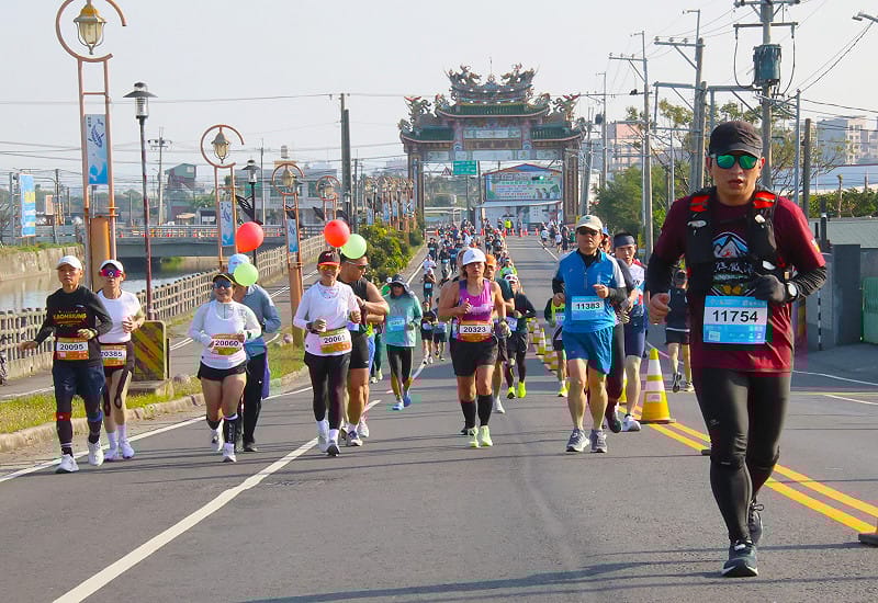 高富馬跑者邊跑邊欣賞高雄美景。   圖：高雄市運發局/提供