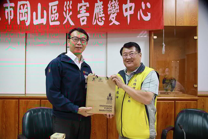 侯尊堯(左)代表運發局舉辦富馬地方說明會。   圖：高雄市運發局/提供