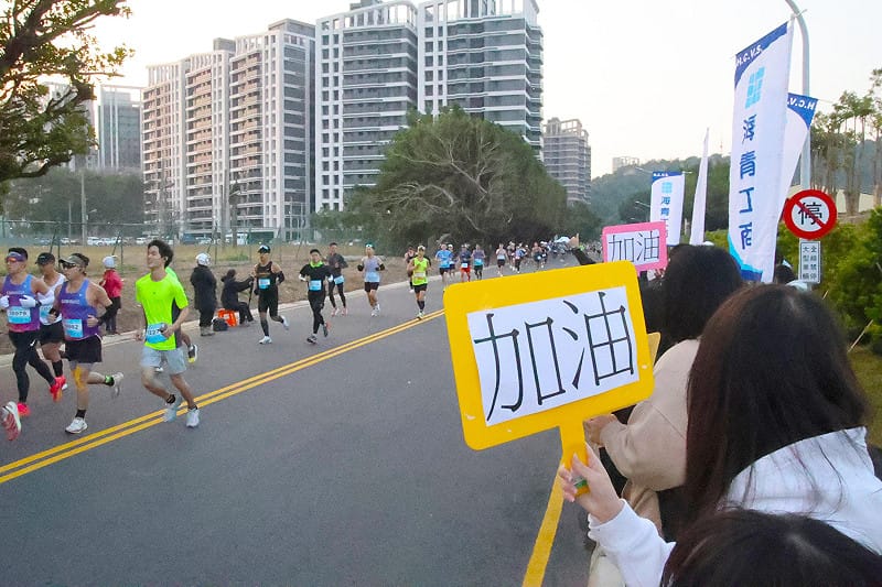 沿路城市啦啦隊為跑者加油吶喊。   圖：高雄市運發局/提供