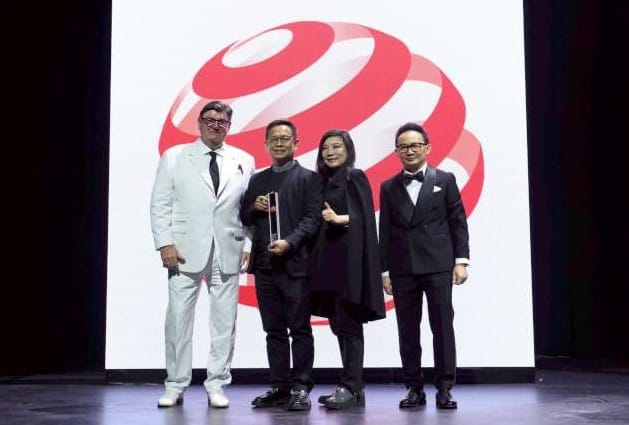 趙建銘(左二)上台領取2025德國紅點設計獎建築、棲息地與公共空間類組首獎。   圖：趙建銘建築師事務所/提供