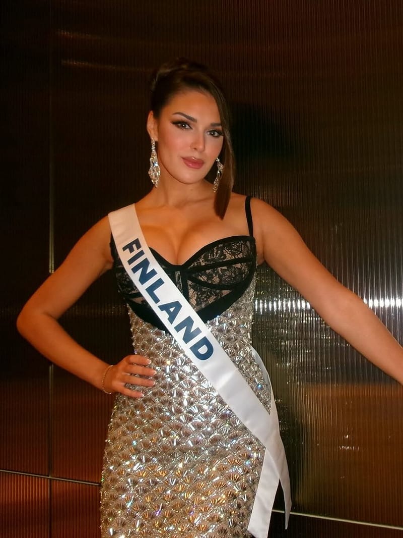 芬蘭小姐札夫斯因對亞裔社群做出歧視性拉眼角動作遭撤銷頭銜。   （圖取自instagram.com/sarahdzafce）