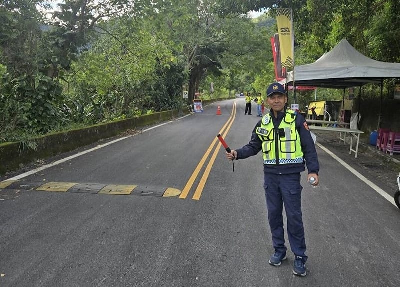 台東縣警察局統計，機車肇事原因以未兩段式左轉居首位，不依規定使用方向燈也容易造成事故，警方特別提醒，車輛在紅燈停等左轉或右轉時，必須持續打方向燈，違者處1200元以上，近日警方加強執行交通違規取締。（警方提供）中央社記者盧太城台東傳真 114年12月13日   