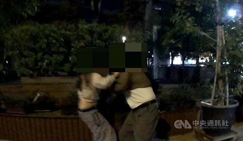 台中警方13日凌晨在西屯區1家酒吧外執勤，發現林男等3人在店外爭吵，並演變為推擠衝突，經制止帶回警局調查，3人疑因費用分攤問題衍生衝突，都被依法送辦。（翻攝照片）中央社記者蘇木春傳真　114年12月13日   
