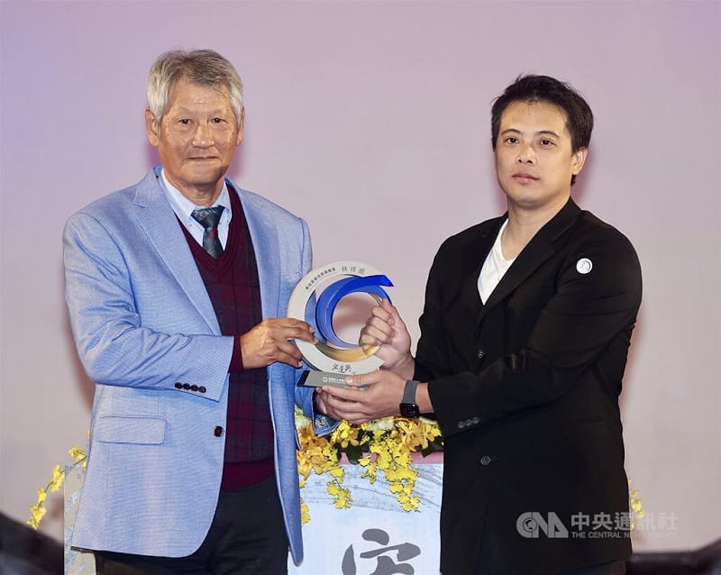 114年宏道獎頒獎典禮13日在台北舉行，最佳基層培育典範獎頒給體操教練林祥威（右），表彰他長期投入基層教育與體操運動推廣，克服資源限制，建立系統化培育選手。中央社記者張皓安攝 114年12月13日   