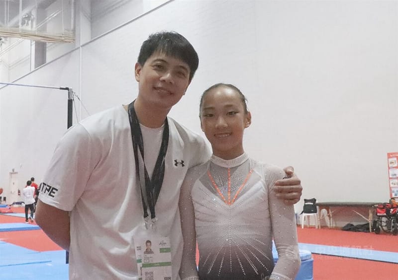 前鞍馬王子林祥威（左）退役後，回到台北市三民國小擔任教練，培育出廖奕淳（右）等新生代好手。（中央社檔案照片）   