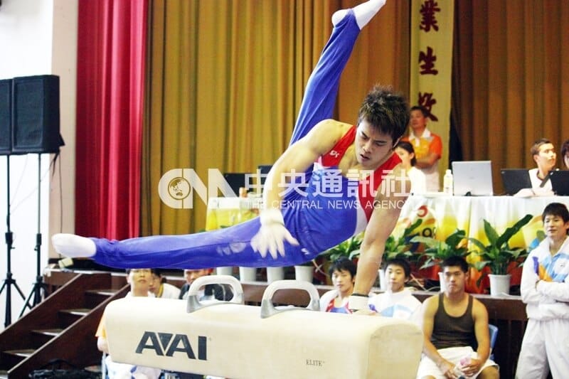 圖為2009年前一代鞍馬王子林祥威助台灣師範大學衛冕大專運動會體操男子團體金牌。（中央社檔案照片）   