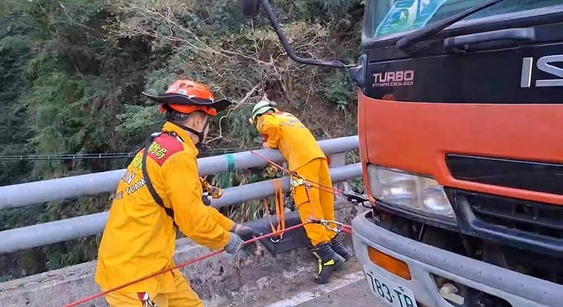 84歲陳姓婦人13日騎機車行經屏東縣霧台鄉台24線第2號橋，疑自撞護欄後墜落30公尺深橋下，搜救人員到場後立即架設繩索下降接觸傷者，順利將人吊掛至橋面上，但傷者已呈OHCA，緊急送醫搶救。（屏東縣消防局提供）中央社記者黃郁菁傳真 114年12月13日&nbsp;&nbsp;&nbsp;