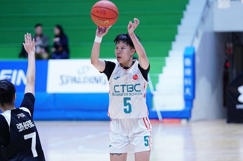 114學年度大專籃球聯賽（UBA）女子組賽程持續，中信學院大四前鋒邱群琋（圖）13日狂轟72分、18籃板，改寫公開一級不分男、女的單場得分紀錄，率隊以141比45痛宰台北大學。（大專體總提供）中央社記者陳容琛傳真 114年12月13日   