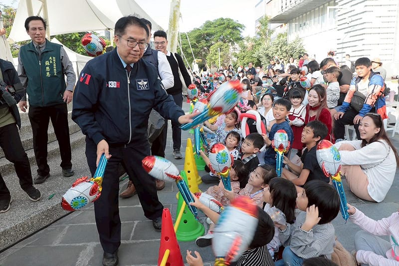 「2026台南好young」最後一場親子活動今日在東區時代公園熱鬧登場，吸引近6000人次參加，台南市長黃偉哲也到場，透過機智有獎徵答與親子互動，為活動增添歡樂氣氛。   圖：台南市政府提供