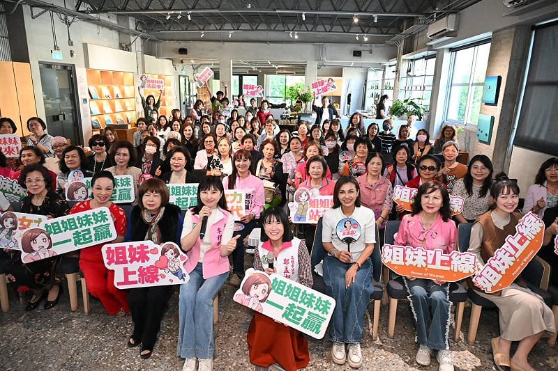 邱議瑩(前排右三)日舉辦「姐妹座談會」，與高雄在地不同世代、不同職業的專業女性交流城市願景   圖：邱議瑩競選總部/ 提供