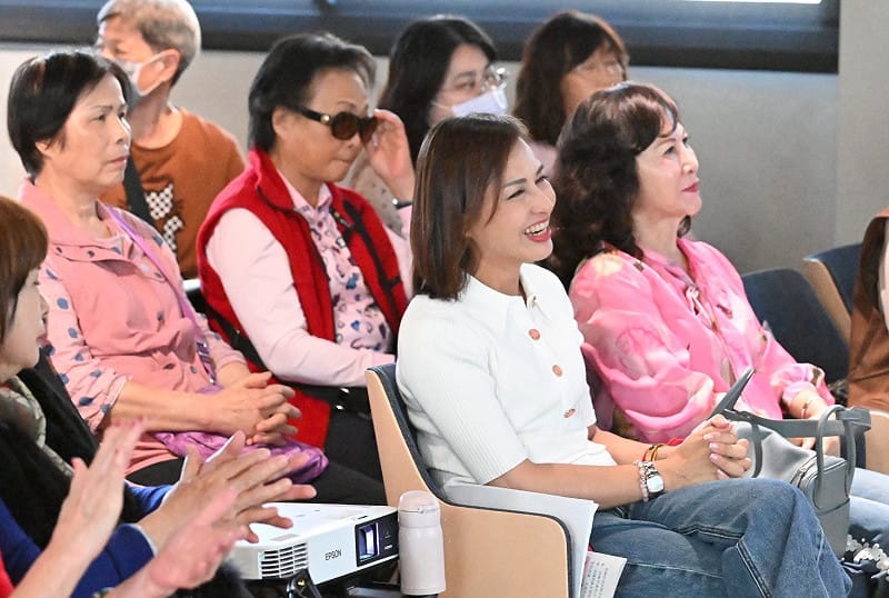 邱議瑩(右二)傾聽台上姐妹們的生命經驗。   圖：邱議瑩競選總部/ 提供