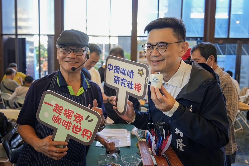 賴瑞隆出席中鋼廠慶活動，獲得基層勞工致贈咖啡杯為他加油打氣。   圖：賴瑞隆辦公室/提供