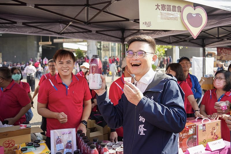 賴瑞隆(中)品嚐高雄農產品的好滋味。   圖：賴瑞隆辦公室/提供